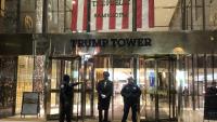 Agents de policia custodien l’entrada de la Torre Trump , a Nova York, els EUA