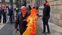 L’acusat cremant una bandera l’octubre passat en protesta pel procés en contra seva