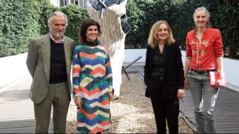 Ferran Rodés, Judith Barnés, Anna Saurí i Núria Homs a la terrassa de la Fundació Tàpies, presidida per l’escultura ”Mitjó”