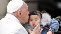 El Papa Francesc besa a un nen al final de la seva audiència general setmanal en la Plaça de Sant Pere, dimecres abans de ser ingressat