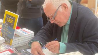 Joan de Déu Domènech , autor de l’estudi, signa llibres el Sant Jordi passat