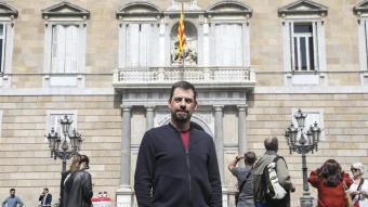 L’historiador Xavier Carmaniu, davant el Palau de la Generalitat de Catalunya, a la plaça Sant Jaume de Barcelona, un edifici on van tenir lloc diversos fets que narra en el llibre