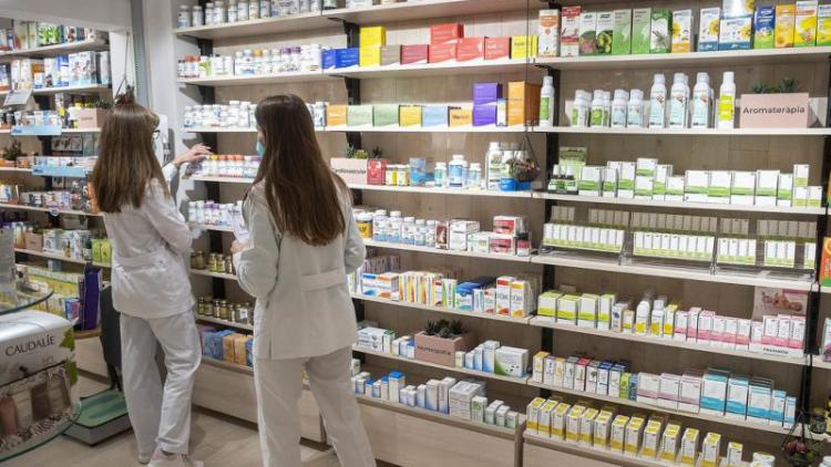 Només a Catalunya hi ha registrades 3.227 farmàcies, a les quals es poden arribar a fer al voltant de quatre repartiments diaris de fàrmacs.