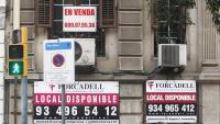 Diversos pisos amb els cartells que el ofereixen en venda i en lloguer
		 a Barcelona, en una imatge d’arxiu