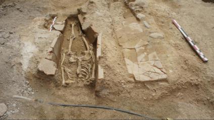 Una de les tombes de la necròpolis tardo-romana descoberta pels arqueòlegs al carrer de l’Església de Mollet del Vallès