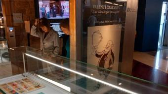 Aspecte parcial de l’exposició ‘Valentí Castanys. Una sàtira elegant i tranquil·la’, a la Biblioteca de Catalunya