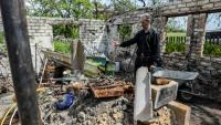 Un home mostra el que era casa seva, convertida en runes en una localitat de la regió de Donetsk