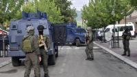 Agents de la policia kosovar asseguren la zona pròxima a l’Ajuntament de Zvecan, Kosova, divendres