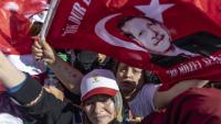 Seguidors d’Erdogan, durant l’últim acte de campanya de la segona volta de les presidencials a Istanbul
