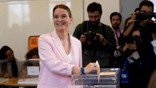 La candidata del PP, Marga Prohens, votant en les eleccions d’aquest diumenge.