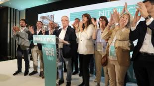 Xavier Trias, amb la gent de la seva candidatura i la plana major de Junts celebrant ahir la victòria en les eleccions per l’alcaldia de Barcelona