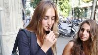 Una jove amb un cigarret electrònic