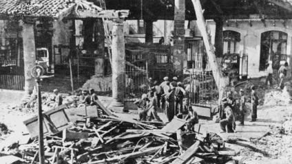 La plaça de la Porxada de Granollers, després del bombardeig