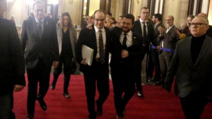Jordi Turull i Pere Aragonès abraçant-se entrant a la comissió d’investigació del 155 el gener del 2020