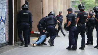 Els mossos treuen per la força un dels activistes de l’edifici
