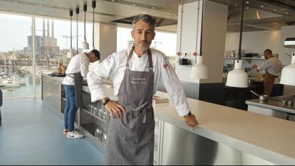 El xef Dídac Alcoriza (i darrere José Mansilla), a la cuina del Tastavents, el restaurant de l’hotel Marina Badalona