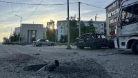 Restes d’un missil a l’asfalt a Xebekino, a la província russa de Belgorod, on quatre persones han resultat ferides