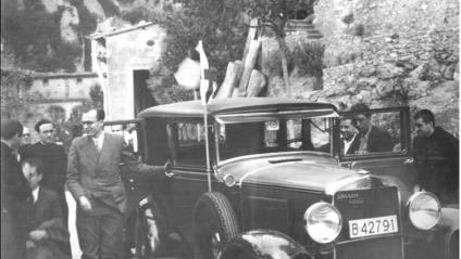 El doctor Pere Tarrés i el novici Joan Parellada, rebent la benedicció d’un monjo abans de viatjar a Barcelona per demanar ajuda, el 21 de juliol de 1936