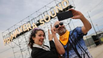 Dos assistents al festival fent-se una selfie