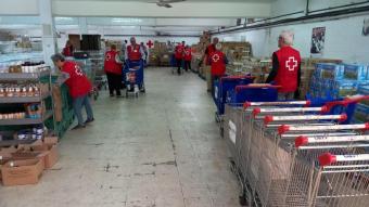 Voluntaris de la Creu Roja empaquetant productes