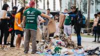 Voluntaris netegen residus marítims a la platja de Sant Sebastià de Barcelona