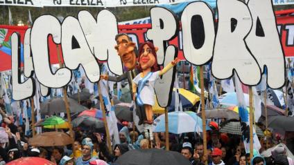 Simpatitzants peronistes aplegats a la plaça de Mayo de Buenos Aires per escoltar Cristina Fernández de Kirchner, el 25 de maig passat