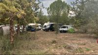 Alguns vehicles i tendes d’acampada a la festa il·legal d’Ivars de Noguera