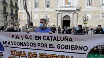 Manifestació de policies espanyols i guàrdies civils a la plaça de Sant Jaume de Barcelona