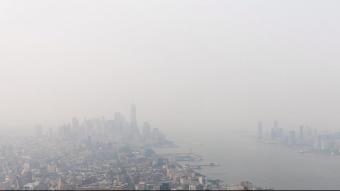 La ciutat de Nova York, coberta pel fum dels focs que cremen al Canadà aquest dimecres
