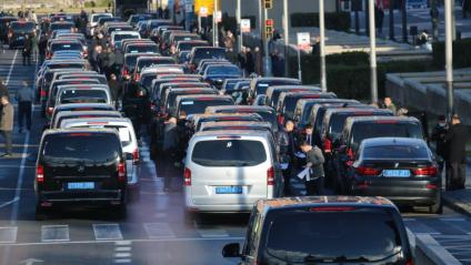 Centenars de conductors VTC a l’avinguda Maria Cristina, abans de començar una marxa lenta de protesta el febrer passat