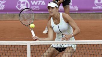 Masarova executa un punt a la xarxa, en el partit de dobles amb Bolsova