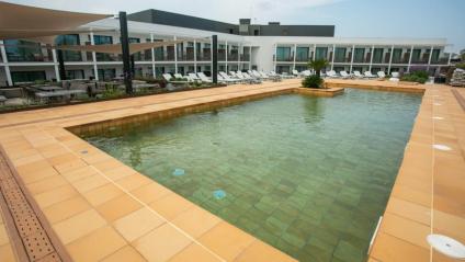 Terrassa i piscina de l’hotel Silken de Platja d’Aro, que ja està en funcionament