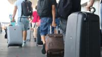Turistes amb maletes a la sortida de l’aeroport del Prat, Catalunya