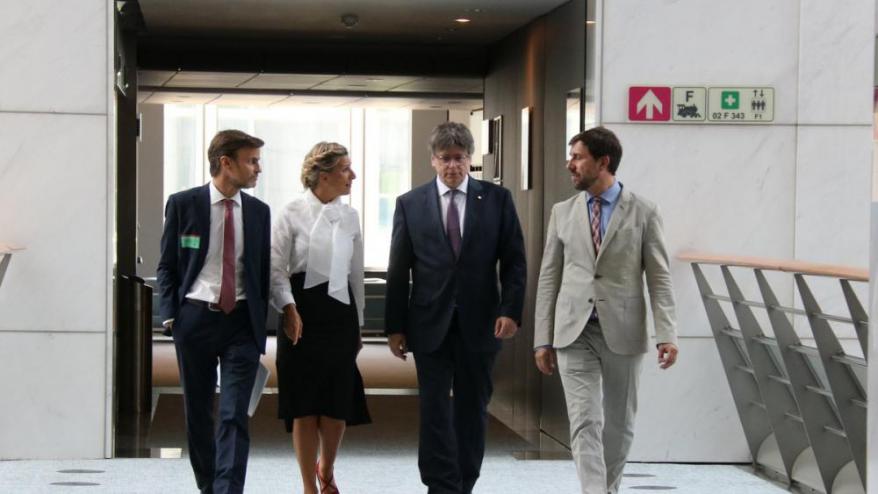 Jaume Asens, Yolanda Díaz, Carles Puigdemont i Toni Comín durant la trobada que van mantenir al Parlament Europeu