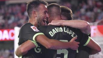 David López celebra el 0-3 a Granada abraçat als companys