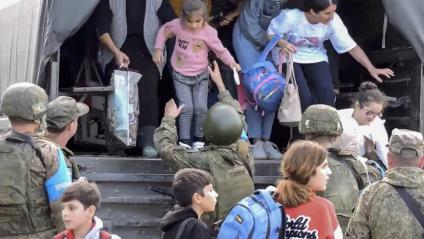 Militars russos evacuaven un grup de civils a l’Alt Karabakh, ahir, en una zona sense concretar
