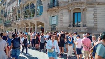 Aquest estiu han vingut sis milions de turistes estrangers a Catalunya. A la foto, ahir davant la Casa Batlló