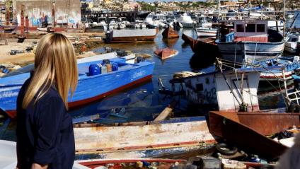 Giorgia Meloni, primera ministra italiana, observa les embarcacions de migrants a Lampedusa