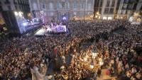 La plaça de Sant Jaume plena, ahir vespre, en els primers actes de cultura popular