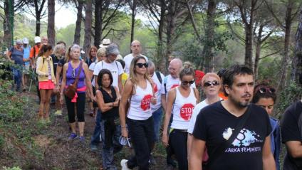 Activistes caminant pel camí de ronda de Can Juncadella