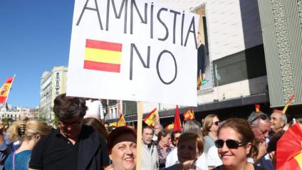 Una dona amb una pancarta contra l’amnistia, ahir a Madrid