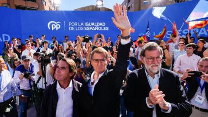 El líder del PP, Alberto Núñez Feijóo, amb els expresidents Aznar i Rajoy
