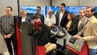 Representants de la Generalitat de Catalunya, Asetrans i l’Institut Montilivi, amb el simulador de conducció del centre gironí.