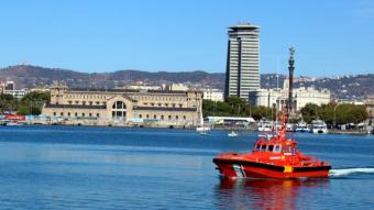 Una embarcació de Salvament Marítim navegant per l’interior de les aigües del Port de Barcelona