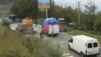 Una caravana de vehicles travessen el lloc fronterer de Lachin amb refugiats karabakhians