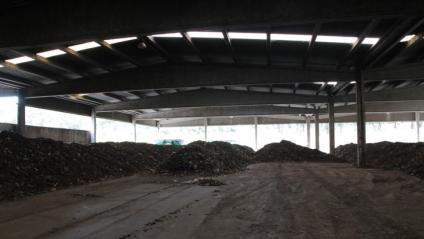 L’interior de la planta de compostatge de Solius, amb piles de resta orgànica en descomposició