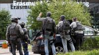Un grup de policies davant el Centre Mèdic de la Universitat de Rotterdam on va tenir lloc el segon tiroteig