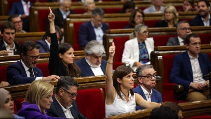 Les portaveus dels grups parlamentaris d’ERC i Junts, votant plegades en una de les resolucions del Parlament