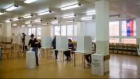 Una dona, dipositant el seu vot a l’urna, en les eleccions al Parlament, avui, a Bratislava