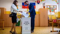 Michal Simecka, acompanyat per la seva dona i la seva filla, diposita el vot, a Bratislava